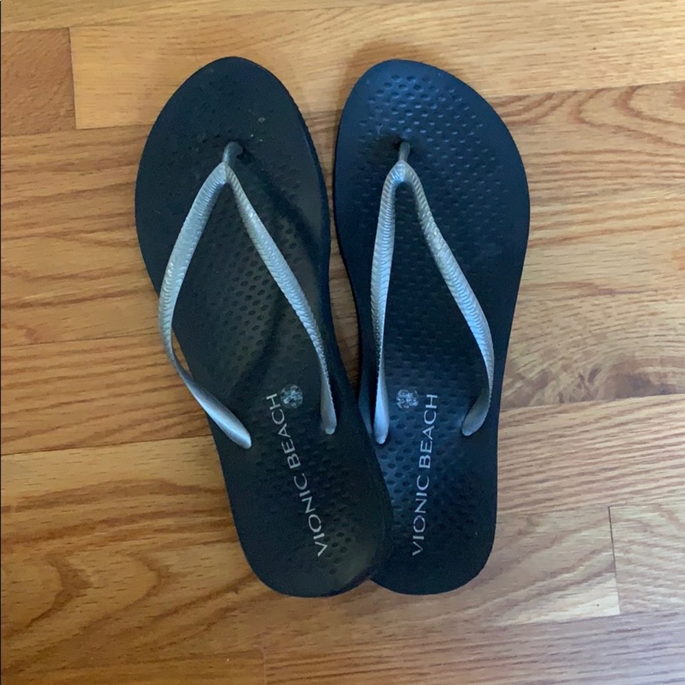 Vionic Beach Flip Flops / Black and Silver